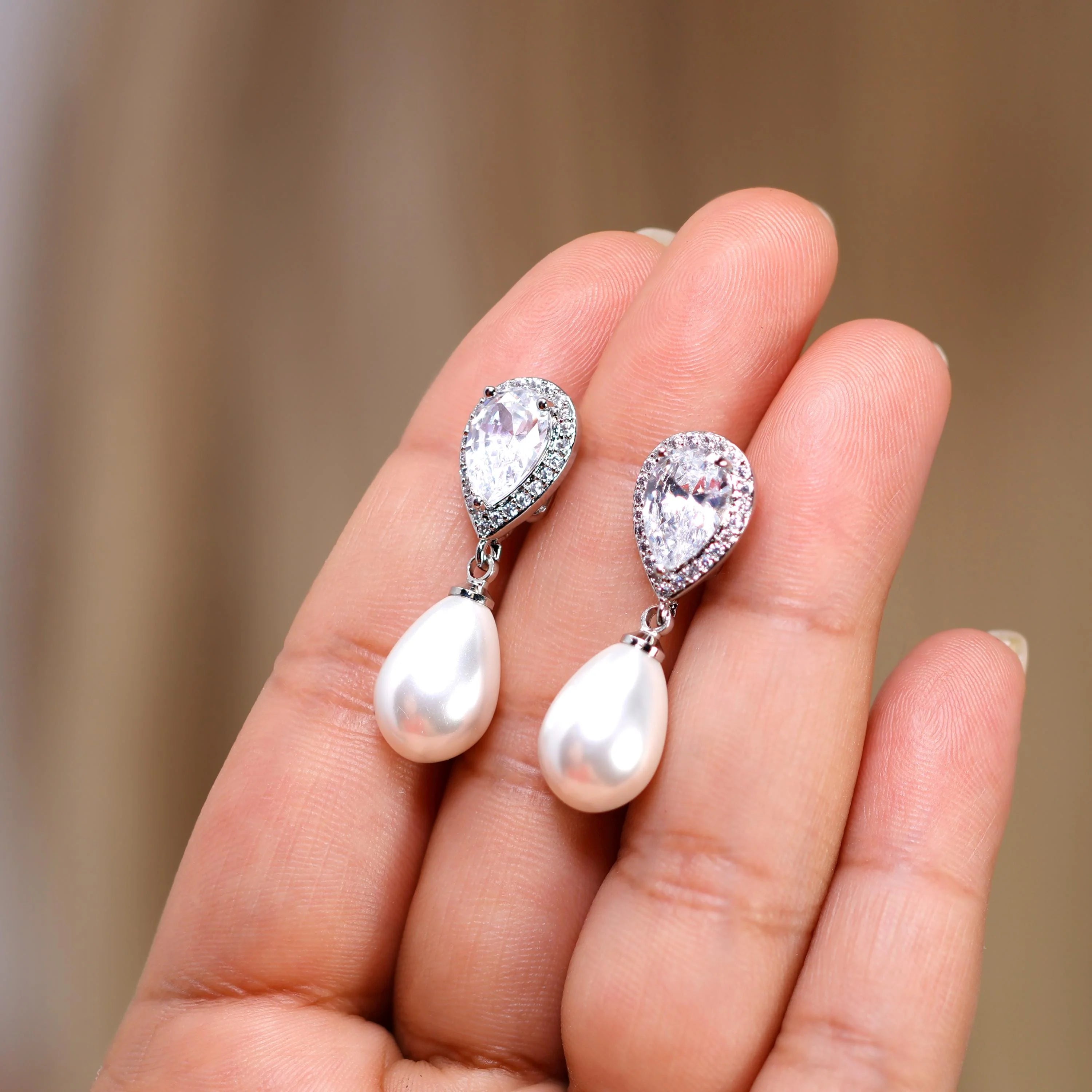 Aretes perla en gota plateados