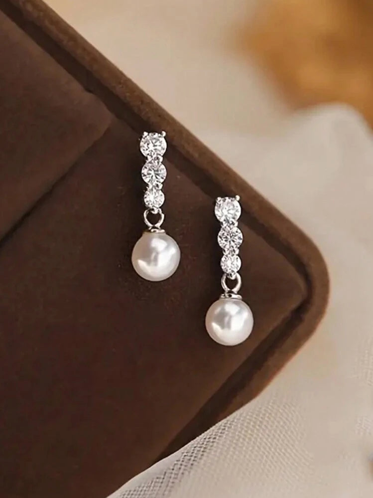 Aretes plateados de piedra con perla