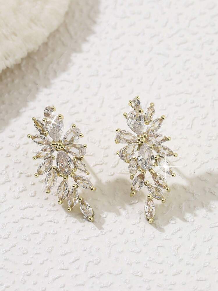 Aretes plateados forma de pluma