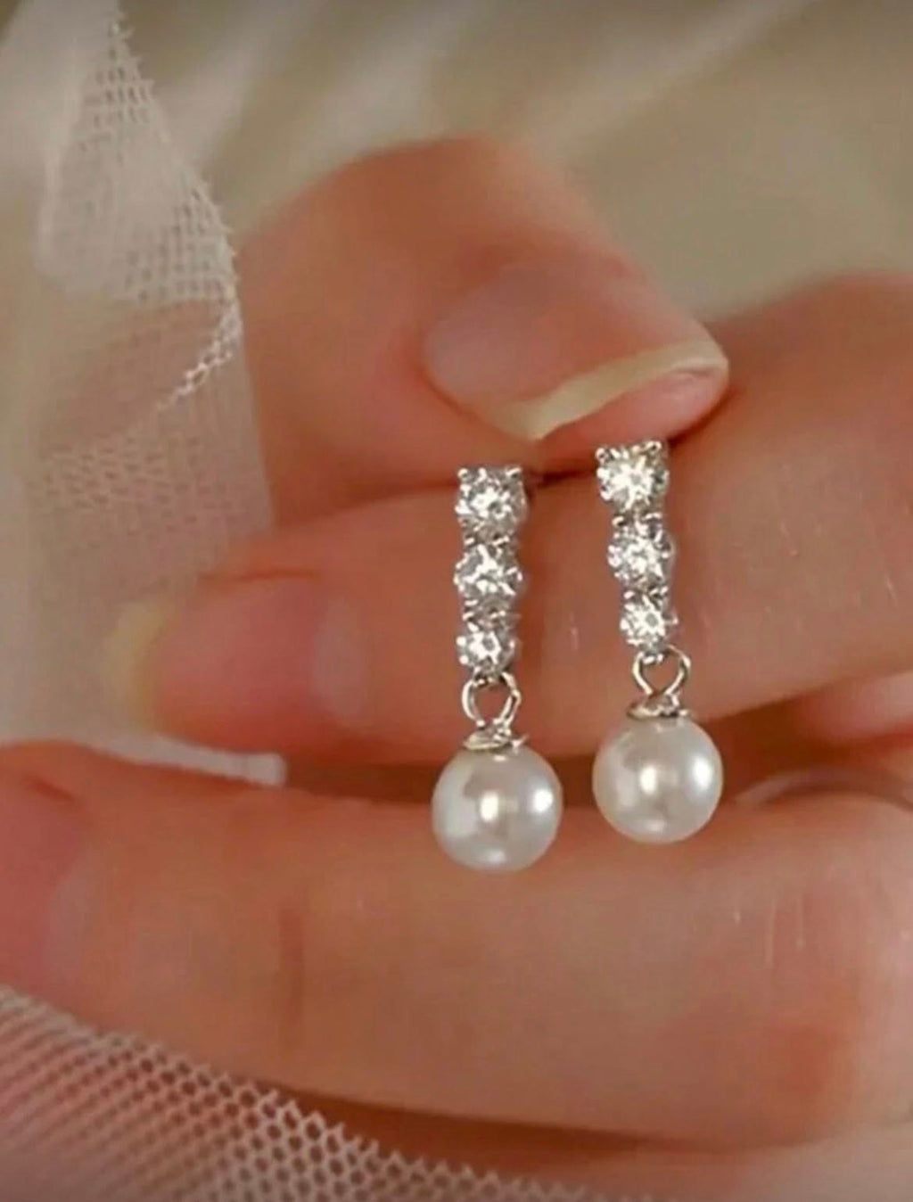Aretes plateados de piedra con perla