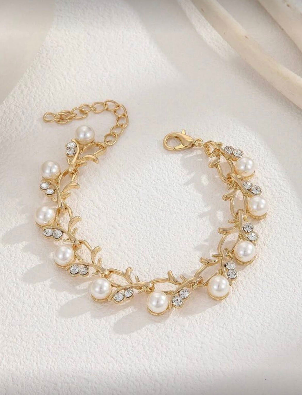 Pulsera dorada con perlas