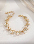 Pulsera dorada con perlas