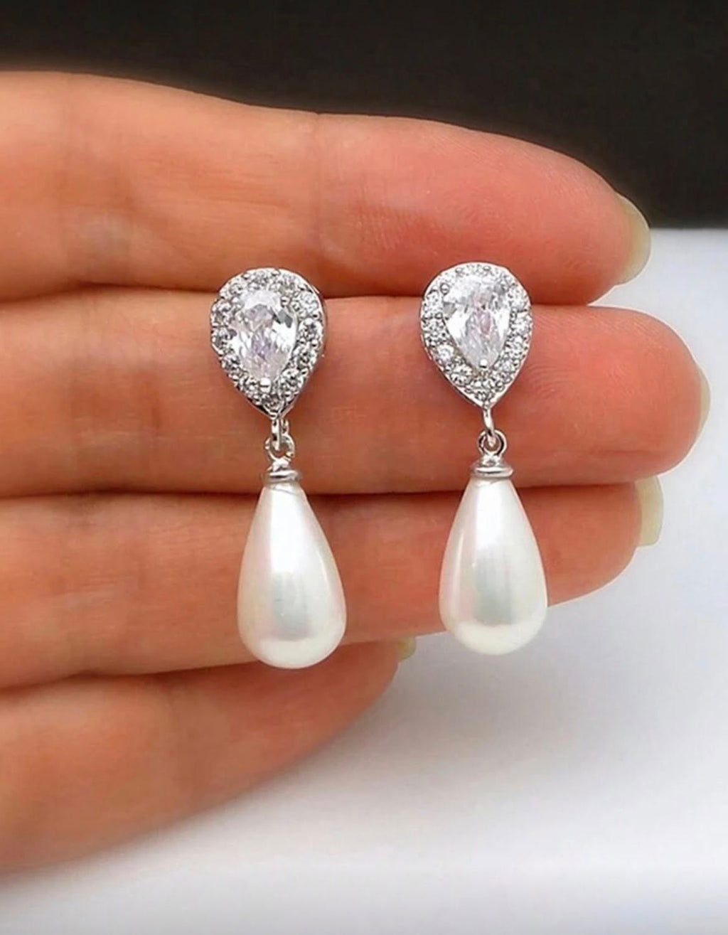 Aretes perla en gota plateados
