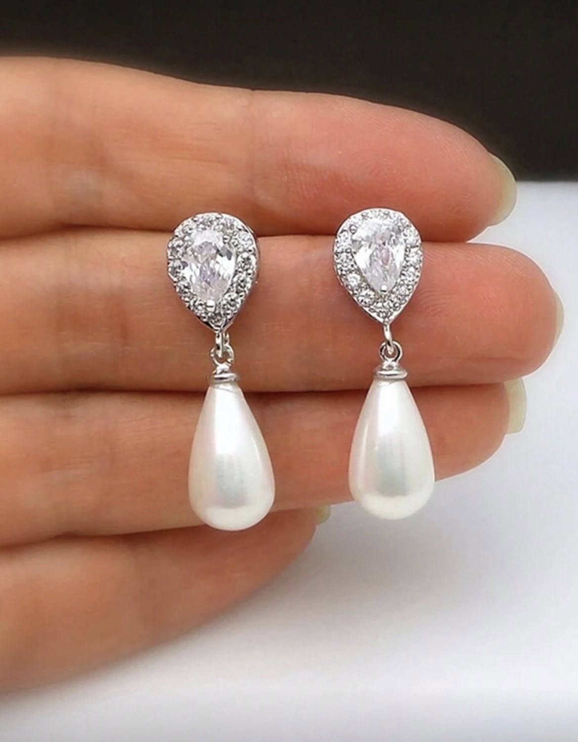 Aretes perla en gota plateados