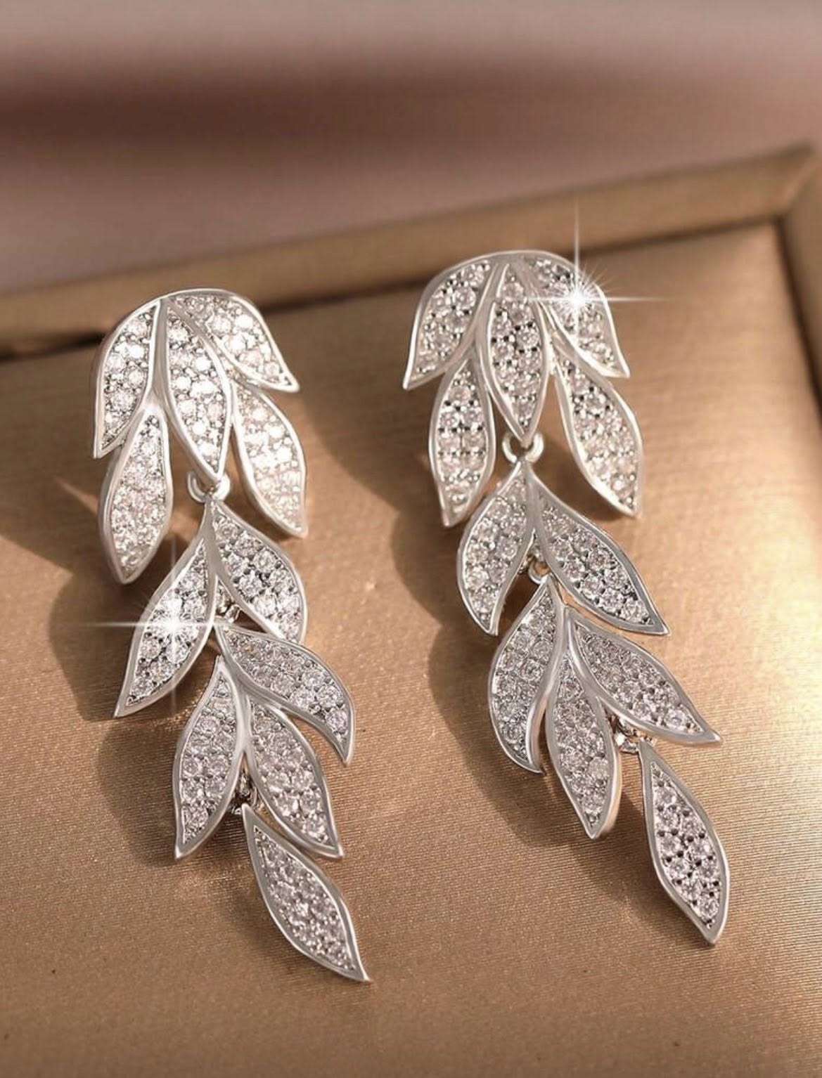 Aretes dorados hojas