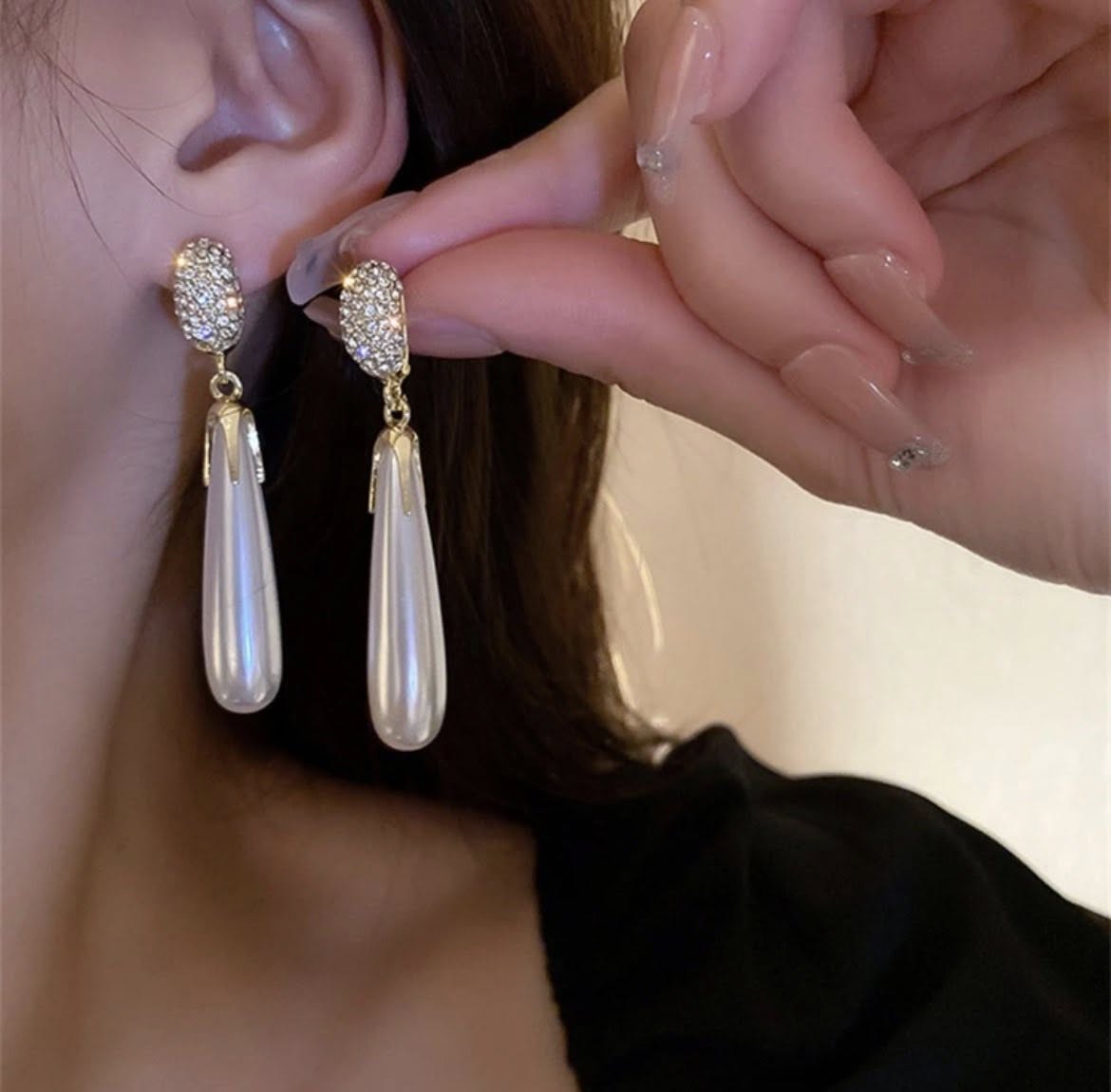 Aretes dorados de perla larga