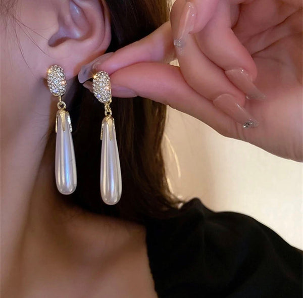 Aretes dorados de perla larga