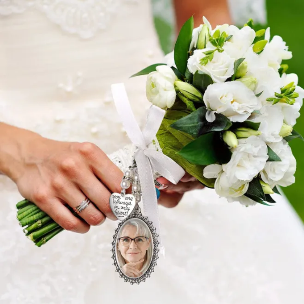 Broche Relicario ovalados de encaje plateado
