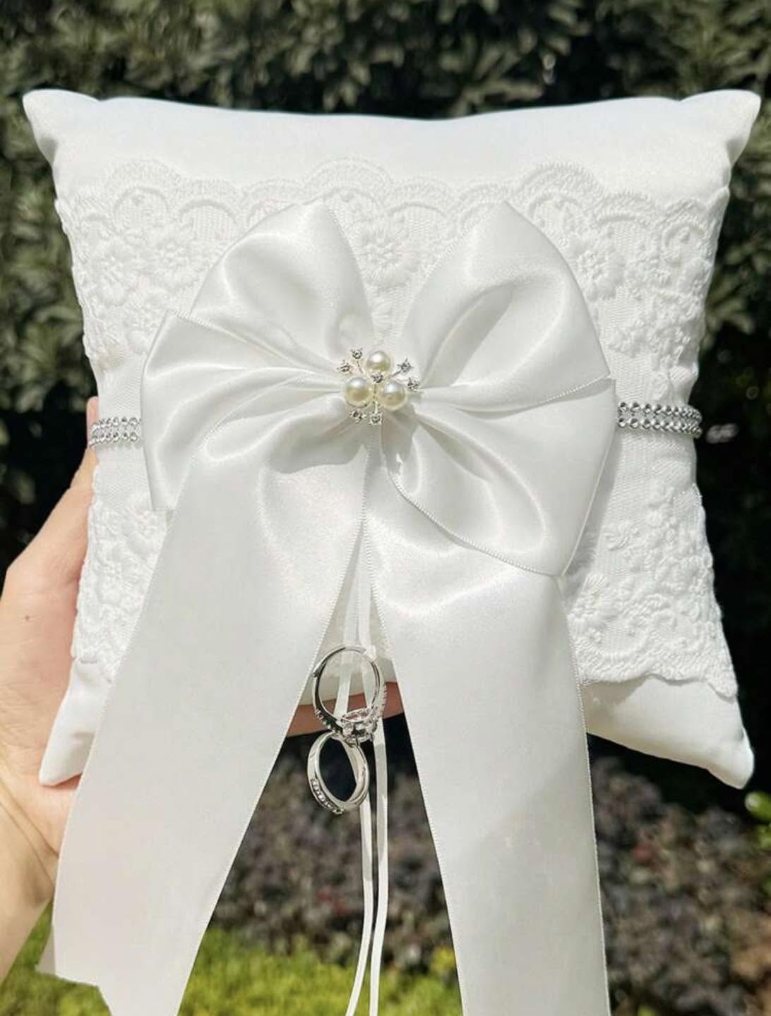 Cojin porta anillo con encaje y perlas