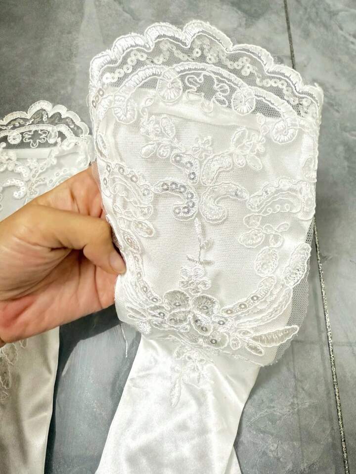 Guantes blancos con encaje y satin