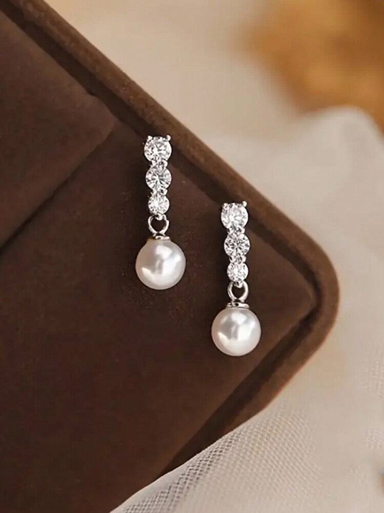 Aretes plateados de piedra con perla