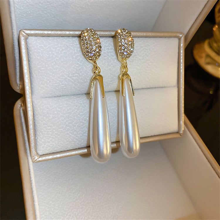 Aretes dorados de perla larga