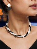 Collar envolvente de cuentas en blanco y negro