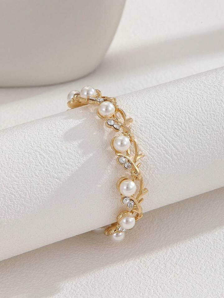 Pulsera dorada con perlas