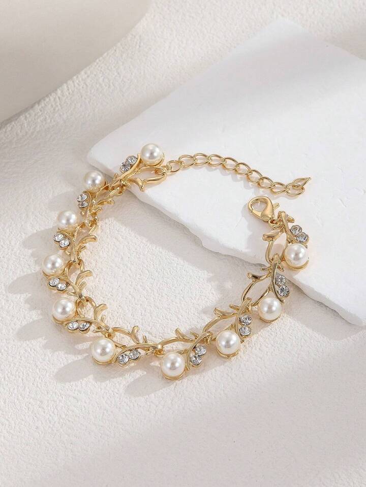 Pulsera dorada con perlas