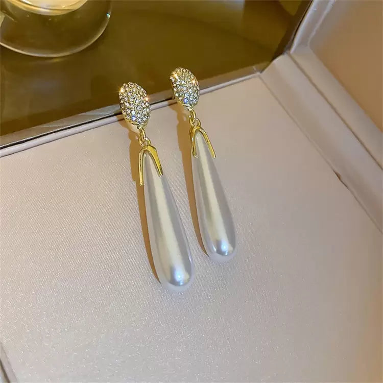 Aretes dorados de perla larga