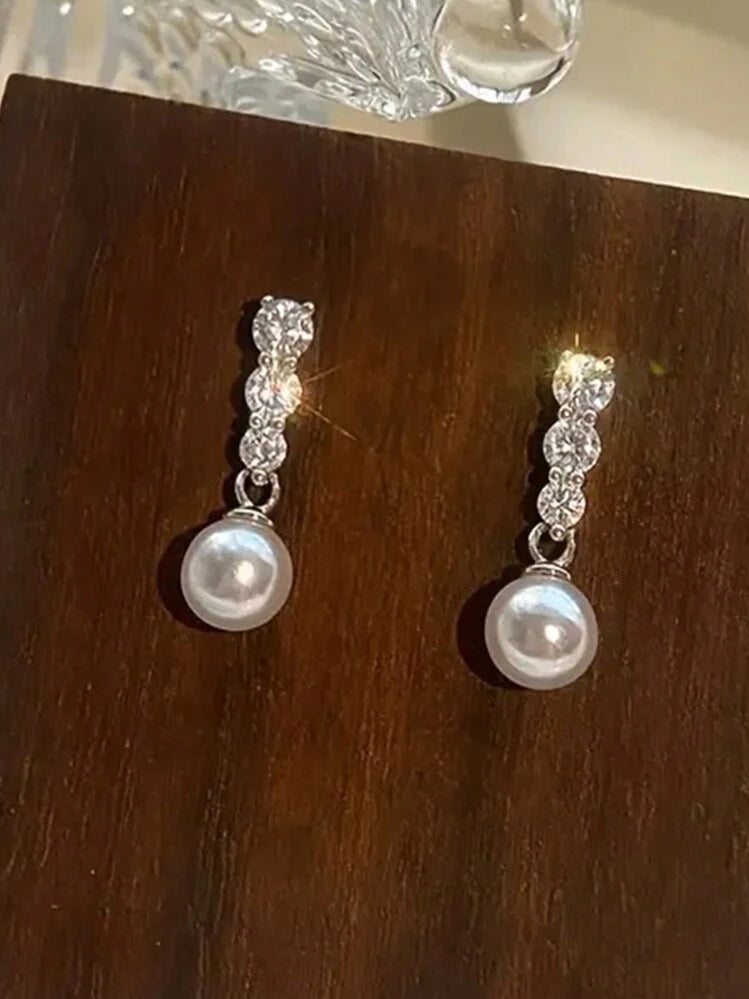 Aretes plateados de piedra con perla