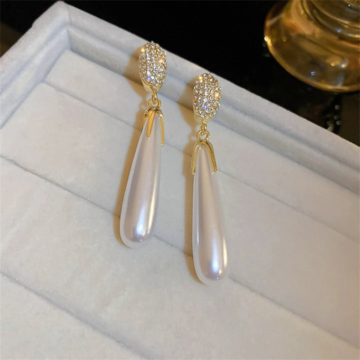Aretes dorados de perla larga