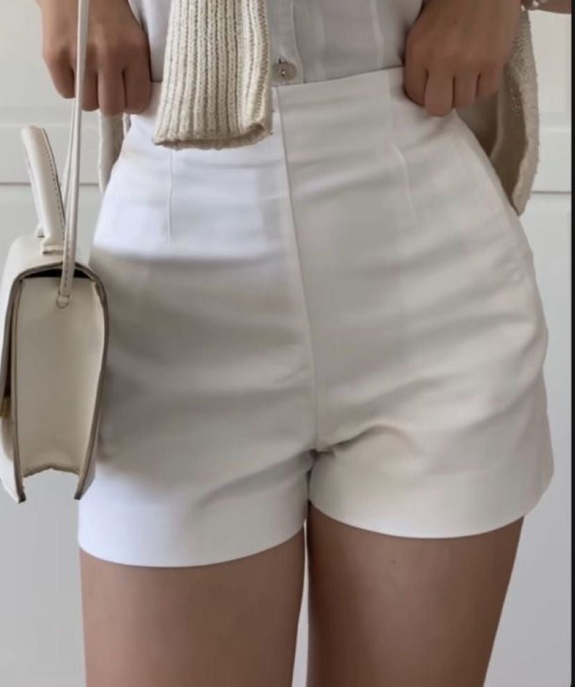 Short blanco con pinzas